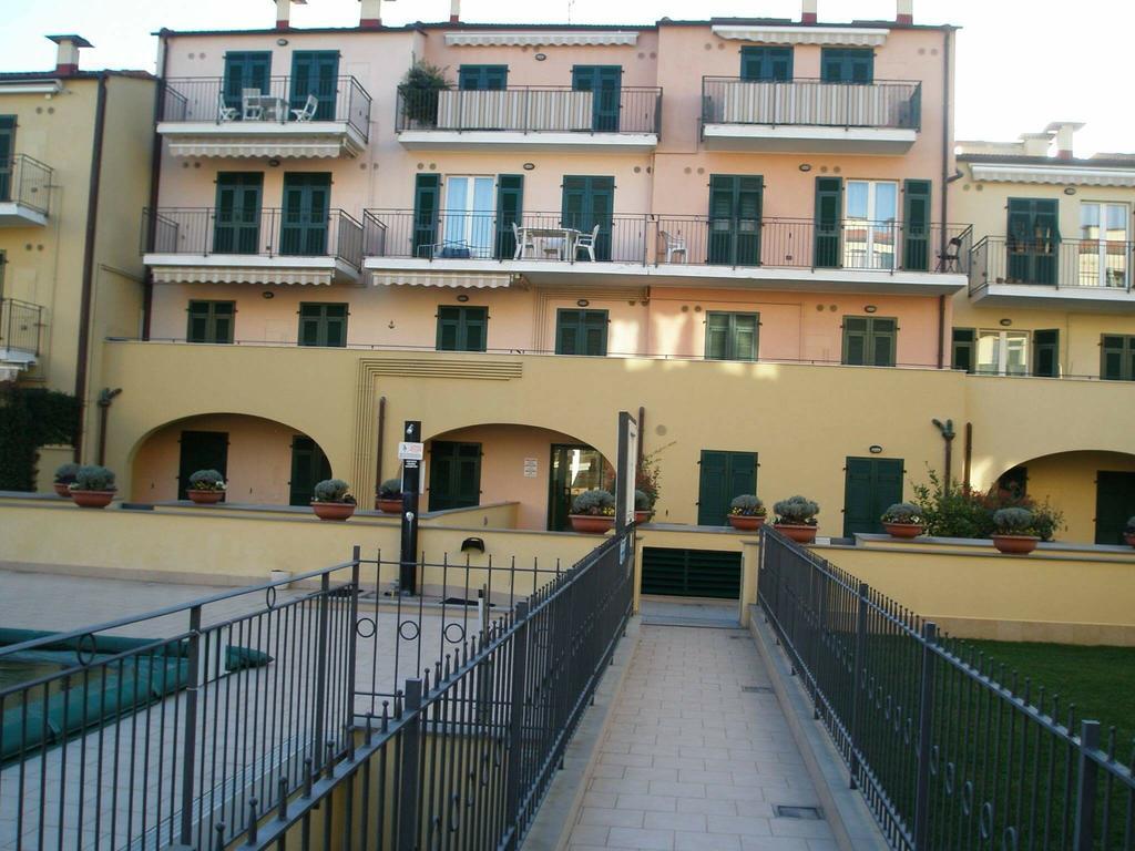 Appartamento Vista Mare Con Piscina Cala Di Sole Imperia Exterior photo